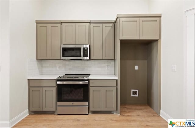 122 Overlook Trl, Copperas Cove, TX 76522 - kitchen featuring appliances with stainless steel finishes, gray cabinets, light wood-style floors, and decorative backsplash