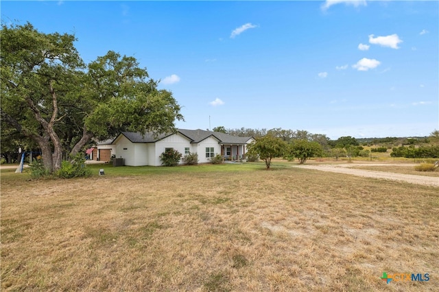 single story home with a front lawn