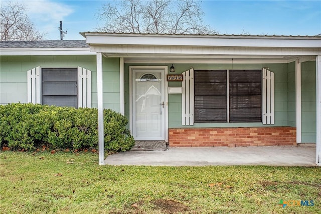 property entrance featuring a yard