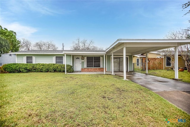 view of front of property featuring a carport and a front lawn