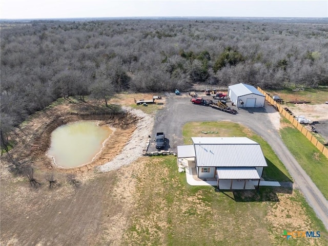 birds eye view of property featuring a forest view