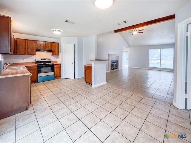 kitchen with electric range, a sink, under cabinet range hood, light tile patterned flooring, and a ceiling fan