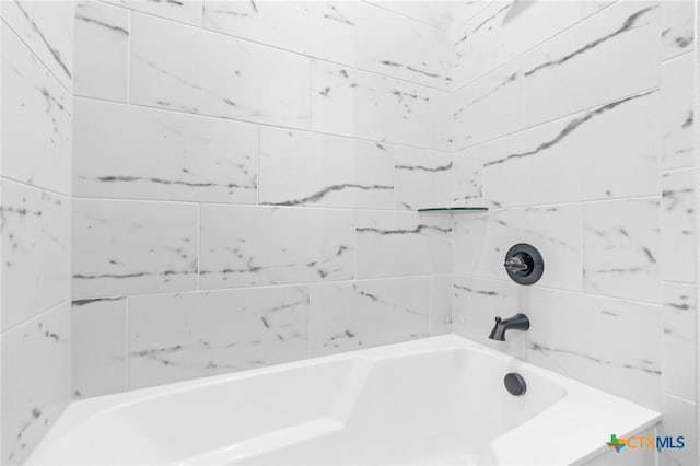 bathroom featuring tiled shower / bath combo