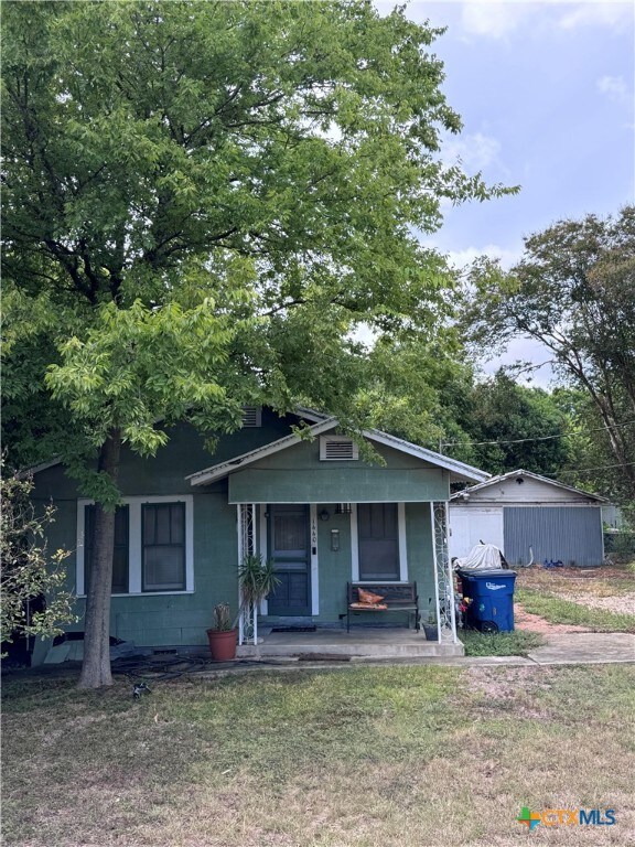 view of front of home featuring a porch and a front yard