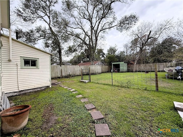 view of yard with an outdoor structure