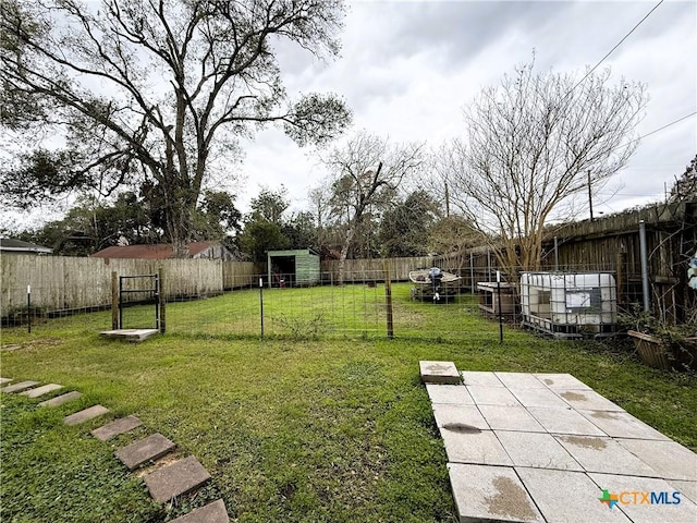 view of yard with a storage unit