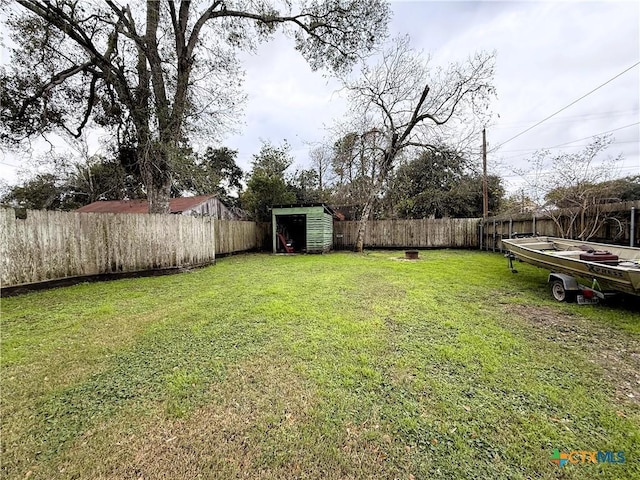 view of yard featuring a storage shed