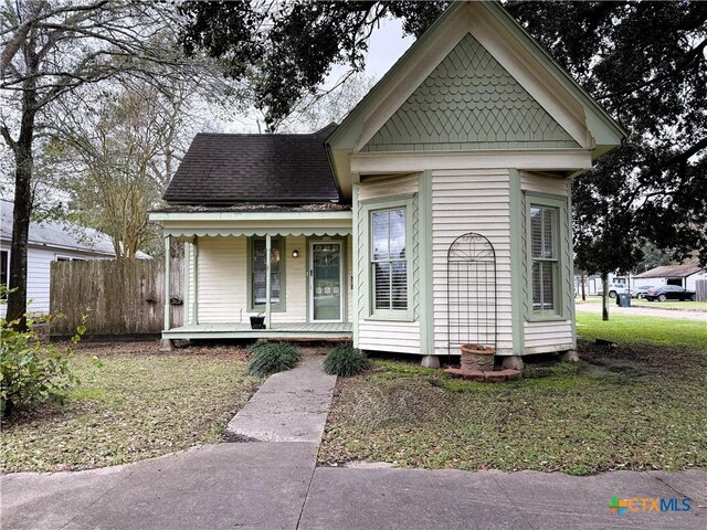 view of front facade with covered porch and a front lawn