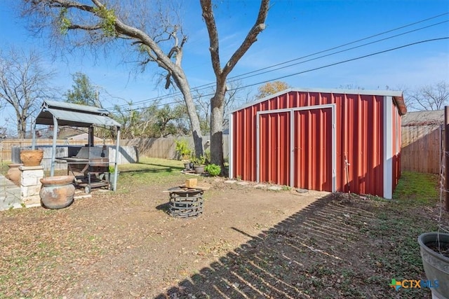 view of yard featuring a storage shed