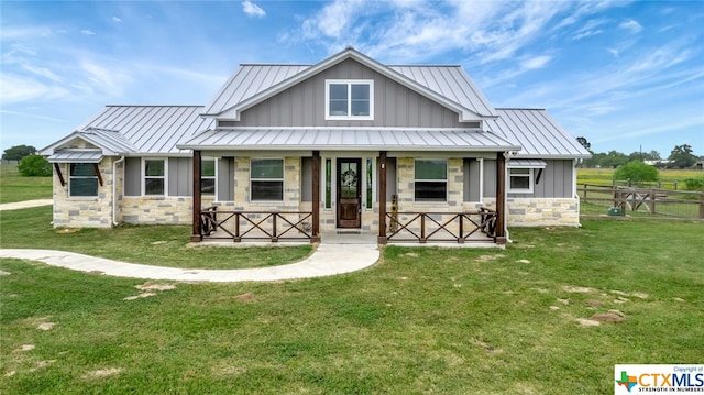 view of front of property featuring a porch and a front yard