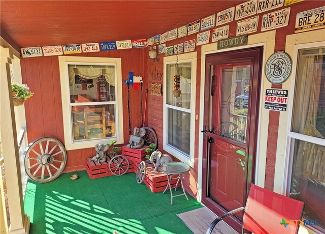 property entrance featuring a porch