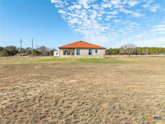 view of yard featuring a rural view