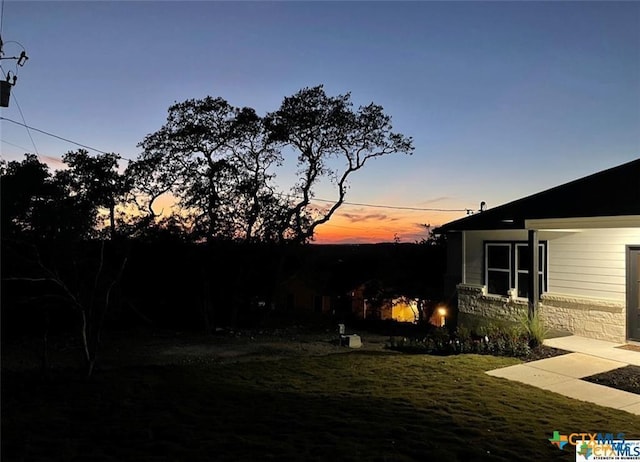 view of yard at dusk