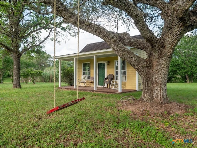 view of front of house featuring a shingled roof and a front yard