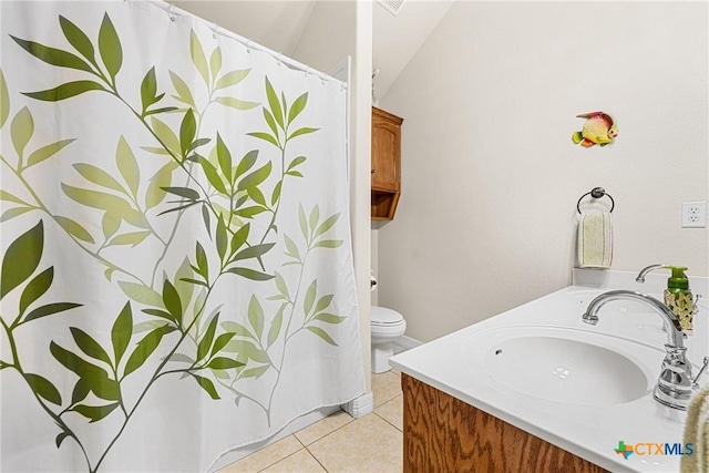 1907 Merlin Dr, Harker Heights, TX 76548 - full bath featuring tile patterned flooring, toilet, vanity, curtained shower, and vaulted ceiling