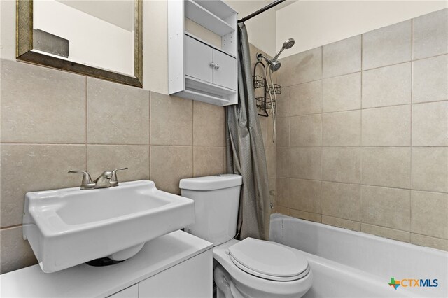809 S 13th St, Copperas Cove, TX 76522 - bathroom with shower / tub combo with curtain, tile walls, toilet, vanity, and backsplash