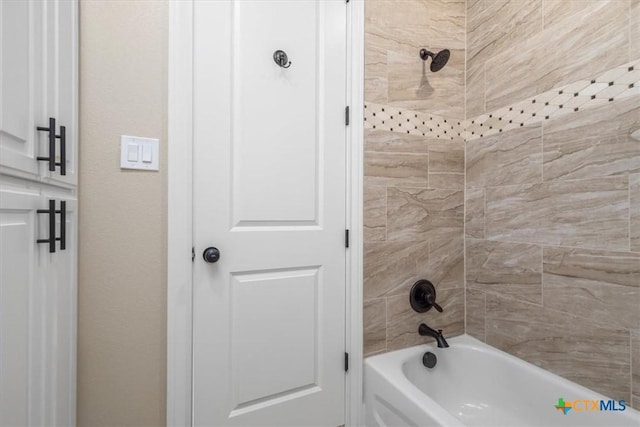 bathroom featuring tiled shower / bath