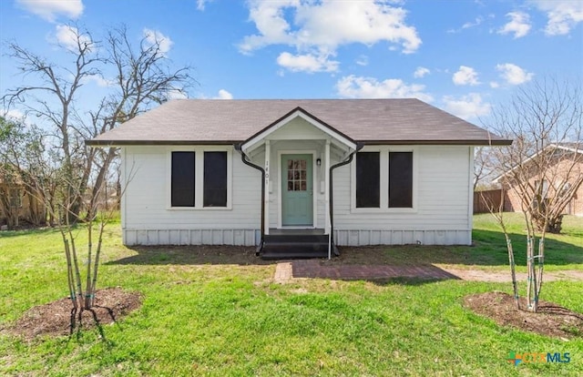 view of front of house featuring a front lawn and fence