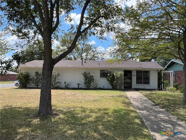 ranch-style home featuring a front lawn