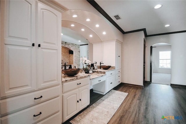 full bath featuring baseboards, wood finished floors, crown molding, vanity, and recessed lighting