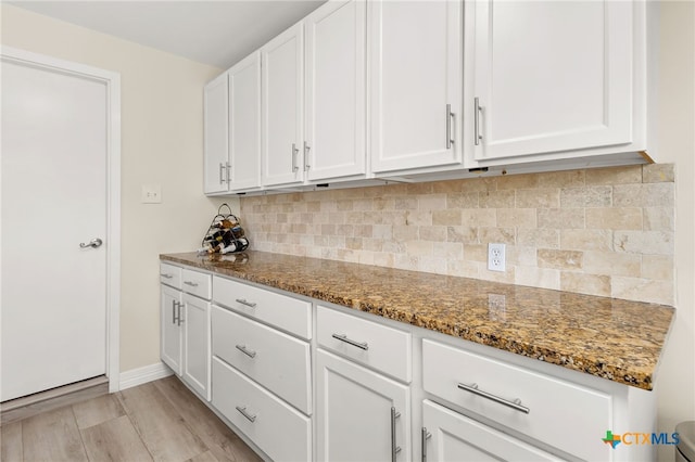 15118 Circle Oak St, San Antonio, TX 78232 - kitchen with dark stone counters, tasteful backsplash, white cabinets, light wood-style floors, and baseboards