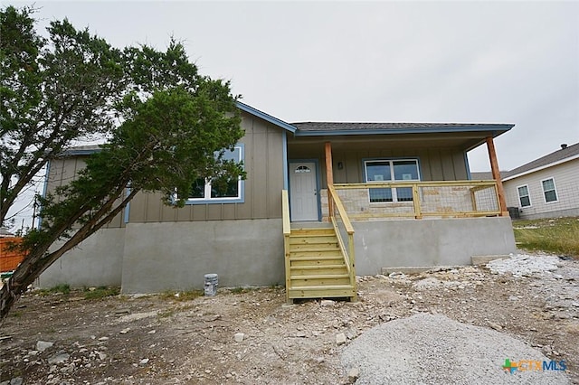 view of front of property featuring covered porch