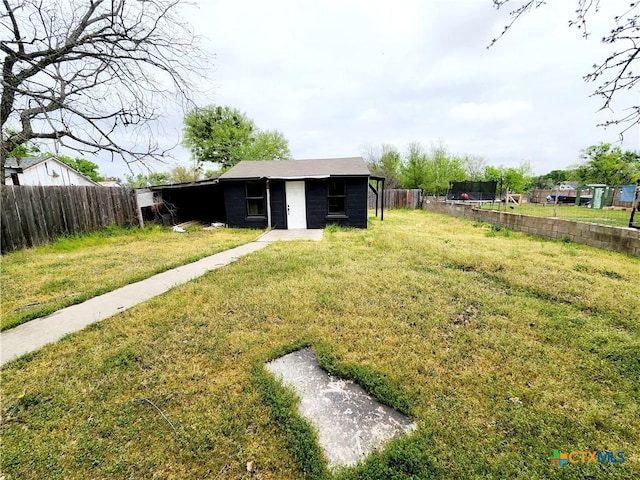 view of yard featuring an outbuilding and fence