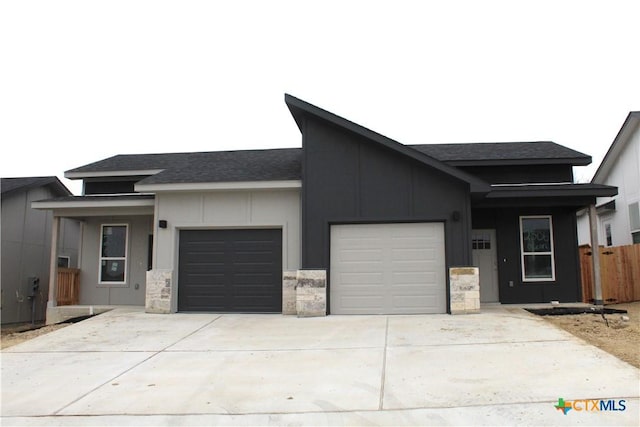 view of front facade featuring a garage