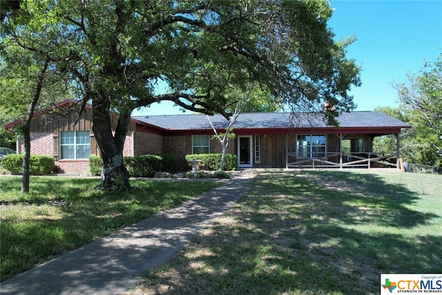 ranch-style home featuring a front lawn