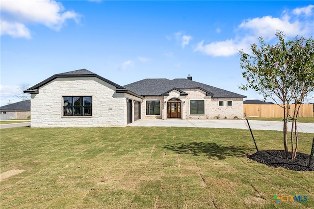 view of front of home featuring a front lawn