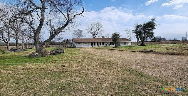 ranch-style home featuring a front lawn