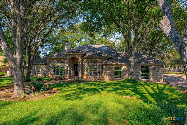 single story home with a front yard