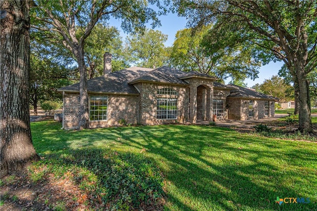 view of front facade with a front yard