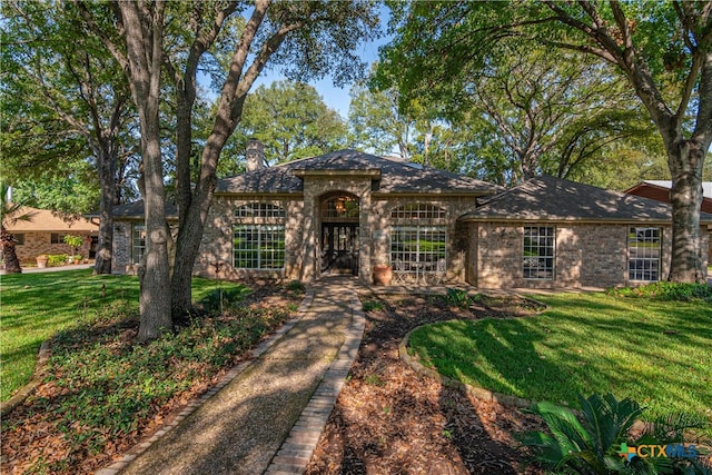 view of front of property featuring a front lawn