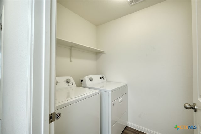 washroom featuring laundry area, baseboards, visible vents, and washer and clothes dryer