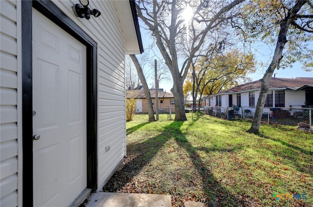 212 S Walnut Ave, Luling, TX 78648 - view of yard featuring a residential view