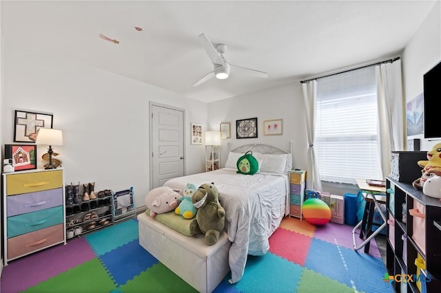 bedroom with ceiling fan