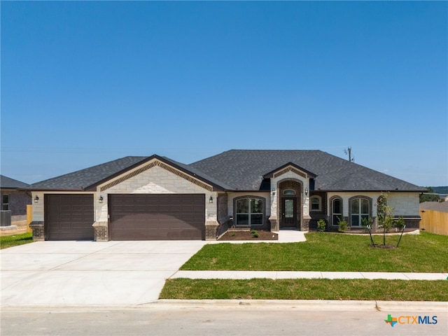 view of front facade featuring a garage and a front yard