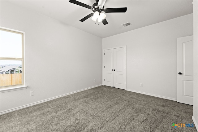 carpeted empty room featuring ceiling fan