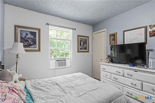 1003 Tyler Dr, Copperas Cove, TX 76522 - bedroom with cooling unit, a textured ceiling, and a closet