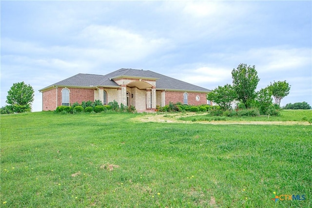 view of front of property featuring a front yard