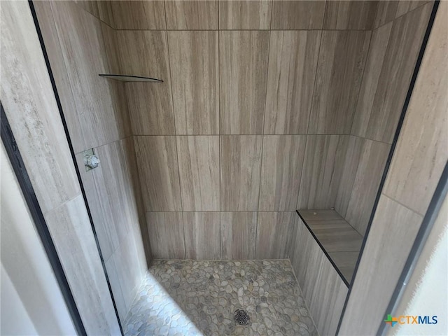 bathroom featuring a tile shower