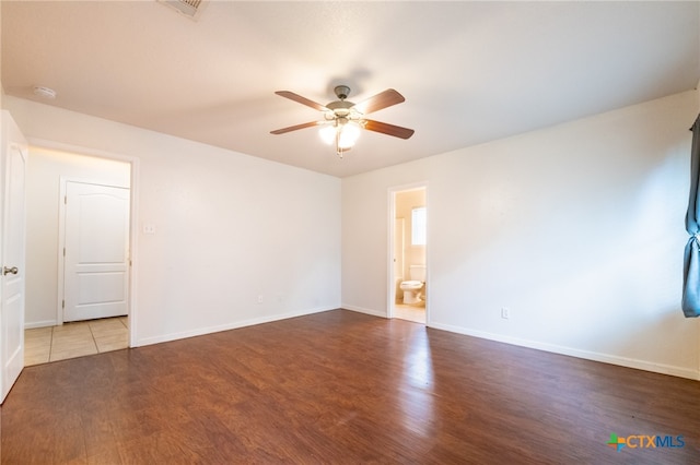 unfurnished room with dark wood-type flooring and ceiling fan