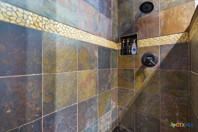 room details featuring a tile shower