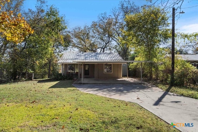 view of front facade featuring a carport and a front lawn