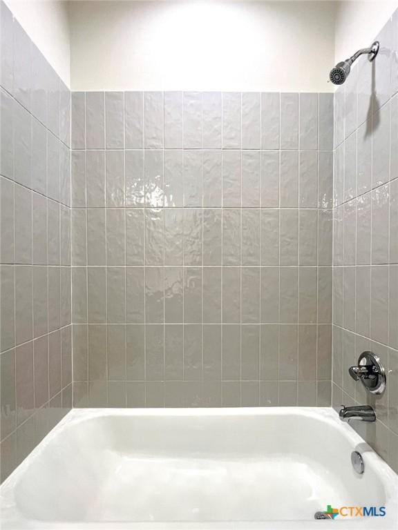 bathroom featuring tiled shower / bath