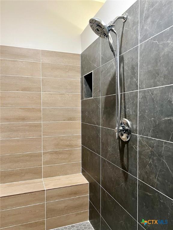 bathroom featuring tiled shower