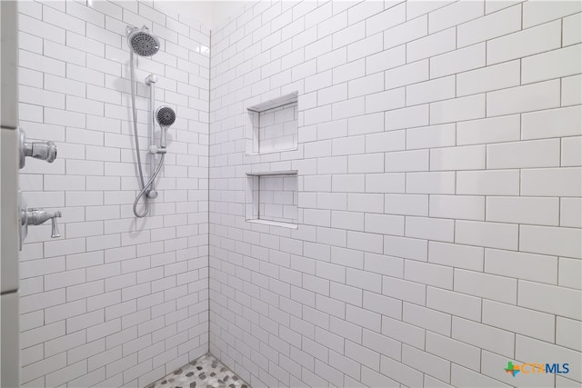 bathroom featuring tiled shower