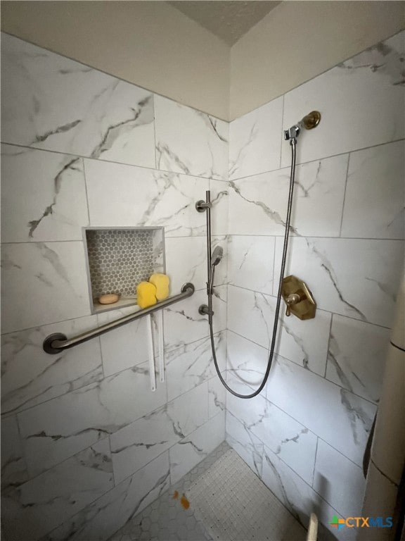 bathroom featuring tiled shower