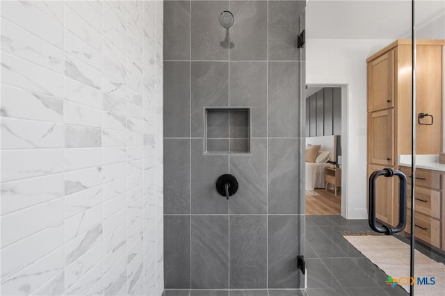 bathroom featuring tiled shower